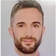 El tutor de italiano imparte clases a los adultos